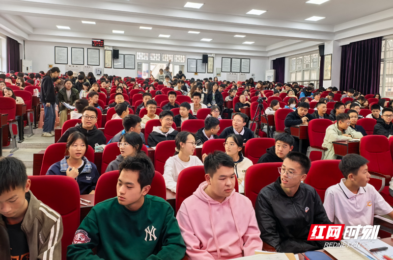 会场现场.jpg 会场现场.jpg