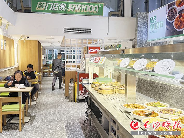 在外卖平台标注了“堂食餐厅”的大米先生某线下门店,消费者正在用餐。长沙晚报全媒体记者 贾凯清 摄