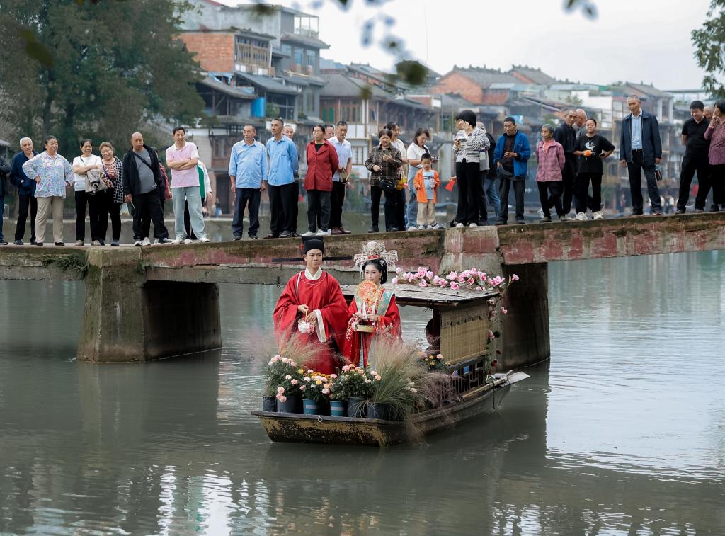 财经聚焦丨“云”报名，雪山见证，“婚旅经济