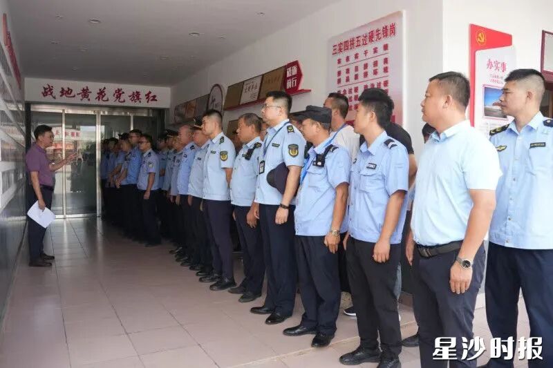 “扫黄打非”活动前,黄花镇相关负责人组织开展动员。 “扫黄打非”活动前,黄花镇相关负责人组织开展动员。