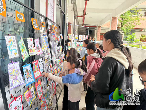 湘源学校举办“一邮一世界,一画一书香”邮票绘画阅读活动成果展.jpg 湘源学校举办“一邮一世界,一画一书香”邮票绘画阅读活动成果展.jpg