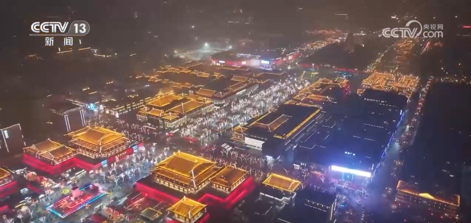 万青丝身着唐装，走过书中的美景……传统文化