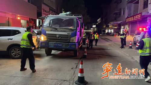 宁远冷水镇:开展老旧柴油报废车辆夜间联合执法整治行动_副本500.jpg 宁远冷水镇:开展老旧柴油报废车辆夜间联合执法整治行动_副本500.jpg