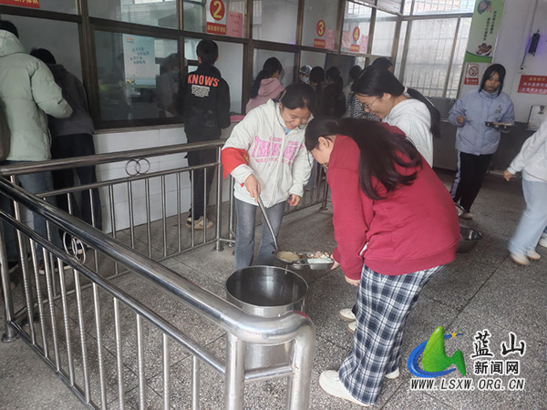 楠市中学开展“文明志愿我先行”志愿服务活动.jpg 楠市中学开展“文明志愿我先行”志愿服务活动.jpg