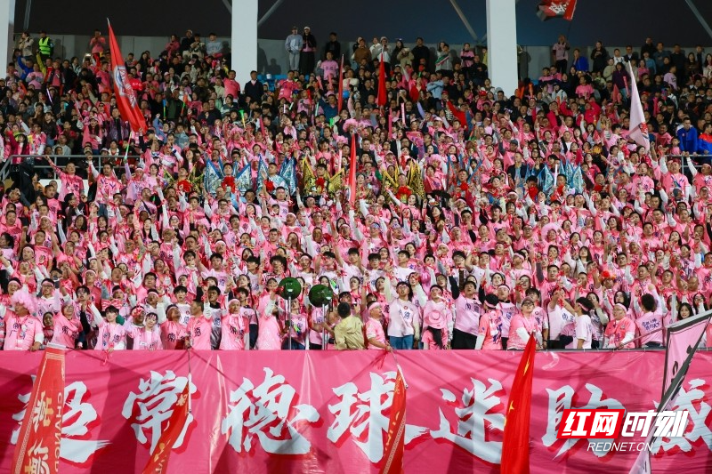 10月18日晚,2025年湖南省足球联赛(“湘超”)第六轮的比赛中,常德队主场迎战邵阳队。“湘超”常德球迷助威团加油助威。_副本.jpg 10月18日晚,2025年湖南省足球联赛(“湘超”)第六轮的比赛中,常德队主场迎战邵阳队。“湘超”常德球迷助威团加油助威。_副本.jpg