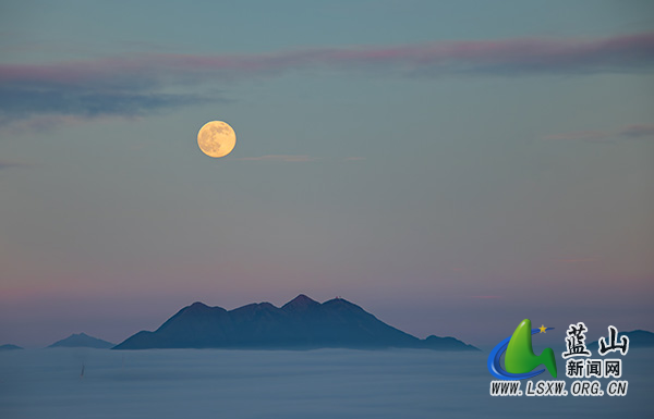 美丽蓝山:超级月亮邂逅云海 绘就壮美图景3.jpg 美丽蓝山:超级月亮邂逅云海 绘就壮美图景3.jpg