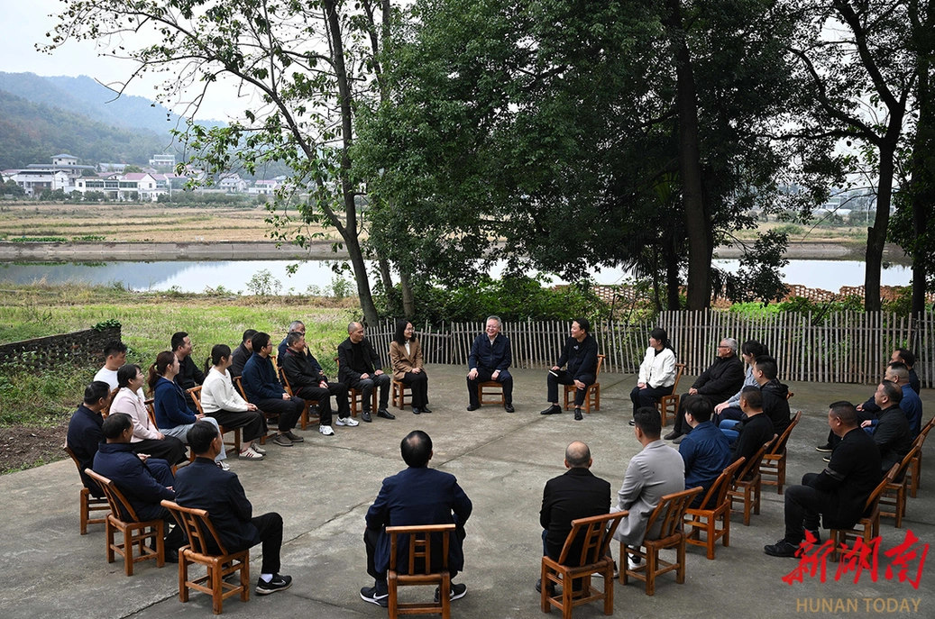 沈晓明在益阳市碧云峰村宣讲党的二十届四中全会精神