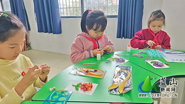 赤蓝桥小学手工社团开展衍纸绣球花活动.jpg 赤蓝桥小学手工社团开展衍纸绣球花活动.jpg