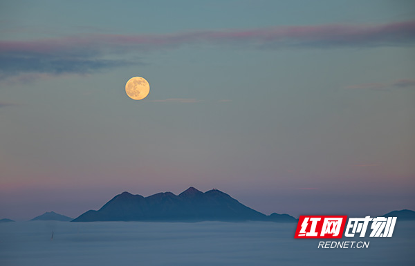 美丽蓝山:超级月亮邂逅云海 绘就壮美图景3.jpg 美丽蓝山:超级月亮邂逅云海 绘就壮美图景3.jpg