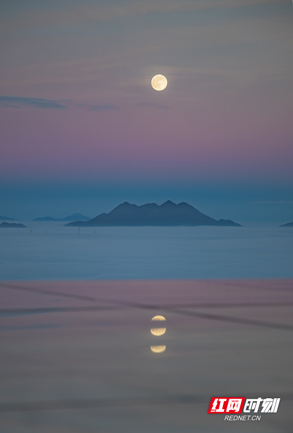 美丽蓝山:超级月亮邂逅云海 绘就壮美图景1.jpg 美丽蓝山:超级月亮邂逅云海 绘就壮美图景1.jpg