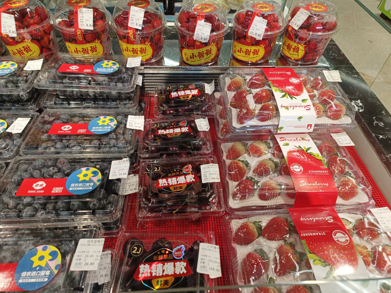 在长沙一家超市的精品水果区，小盒装售价超百元。均由实习生 黄春华 摄