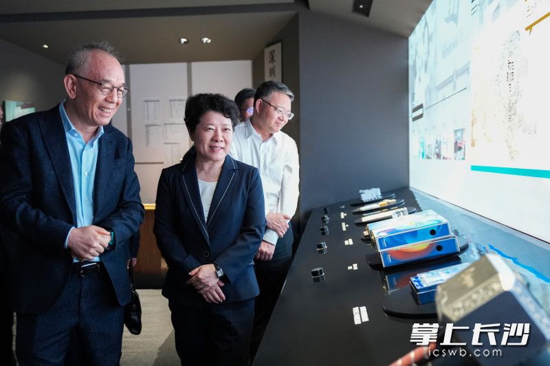 吴桂英来到金蝶国际软件集团有限公司。均为长沙晚报特派全媒体记者 郭雨滴 摄 吴桂英来到金蝶国际软件集团有限公司。均为长沙晚报特派全媒体记者 郭雨滴 摄