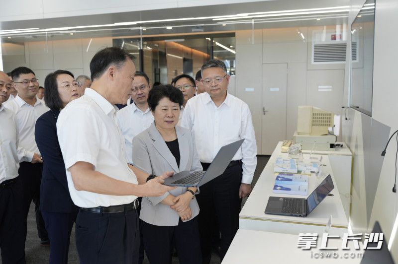 11月8日至9日,省委常委、市委书记吴桂英赴广东省深圳市开展招商考察,来到中国电子信息产业集团有限公司。 11月8日至9日,省委常委、市委书记吴桂英赴广东省深圳市开展招商考察,来到中国电子信息产业集团有限公司。