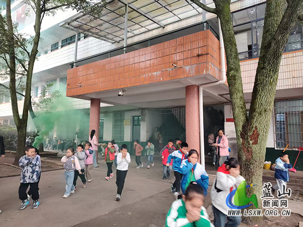 塔峰镇第三完小开展消防应急演练.jpg