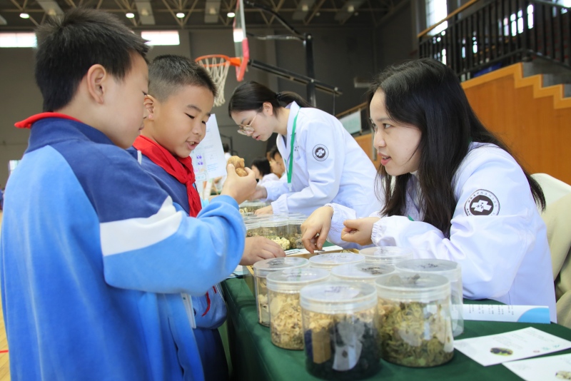 医师与学生互动进行重要猜谜。受访单位供图