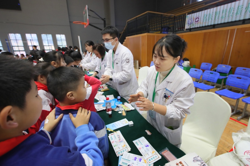 中药护齿手工坊,同学们亲手调配中药漱口水。受访单位供图