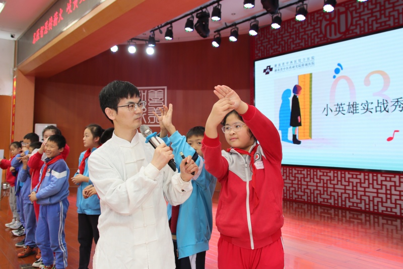 针灸推拿医师与学生现场互动。受访单位供图