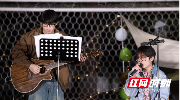 这场草坪音乐节，让师生一起“放‘青’松”！