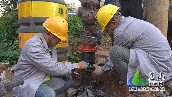 县自来水公司：清泉入村来 城乡共饮“一网水”.jpg