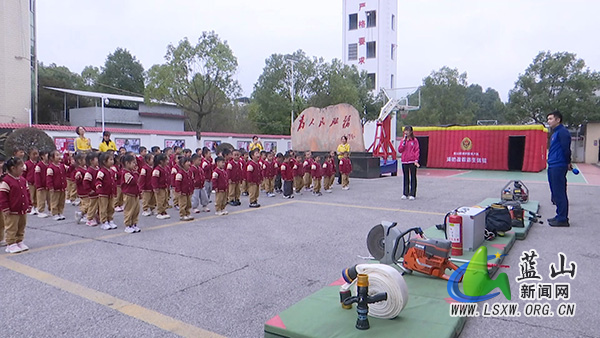 我县“小小消防员”进红门 安全知识伴“童”行1.jpg