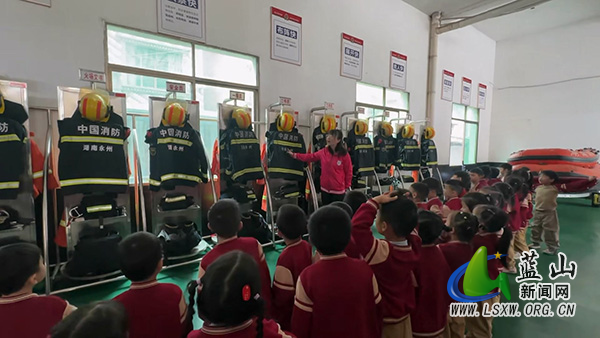 我县“小小消防员”进红门 安全知识伴“童”行2.jpg