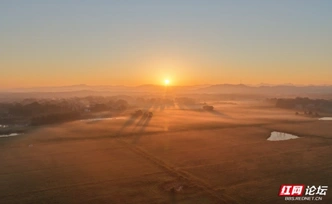 【每日一图@湖南】晨雾裹着渌口区龙船镇，留下一滩暖光痕