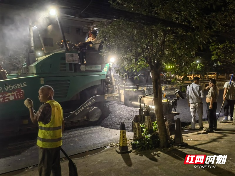 连夜加班加点开展镇区沥青路面铺设作业.jpg