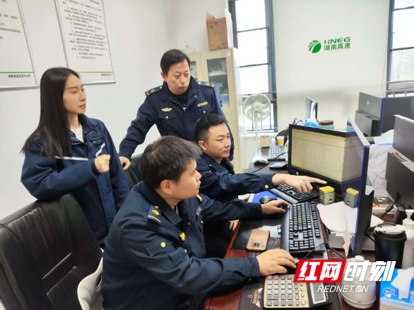 稽查人员核对相关数据.jpg 稽查人员核对相关数据.jpg