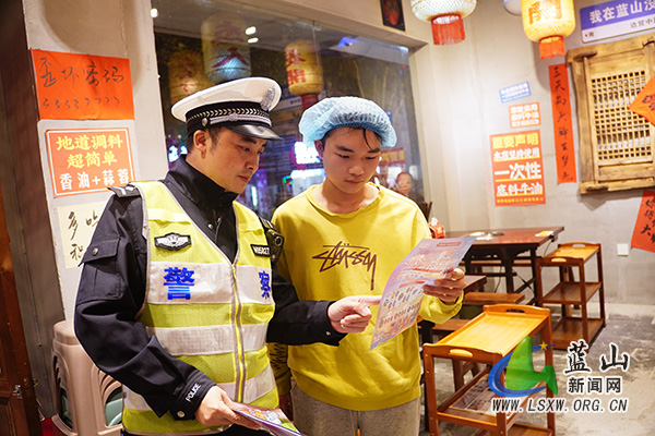县公安局交管大队:走进餐饮一线 筑牢“反酒驾”防线.jpg 县公安局交管大队:走进餐饮一线 筑牢“反酒驾”防线.jpg