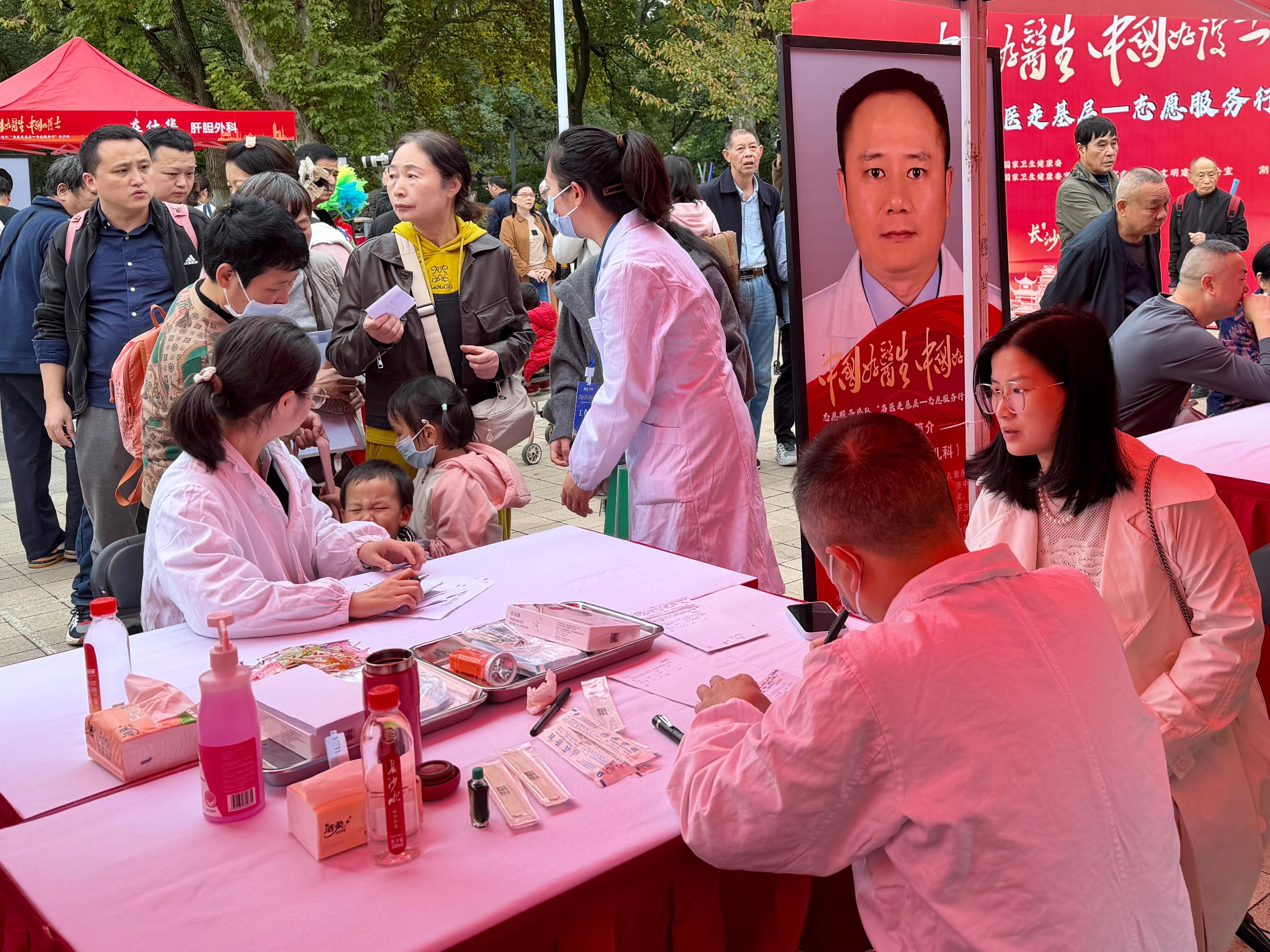 义诊现场。人民网记者 丁亦鑫摄