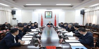 郑湘主持县委理论学习中心组2025年第十三次集体学习