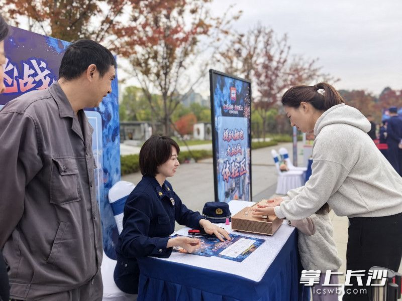 市民挑战模拟触电。 市民挑战模拟触电。