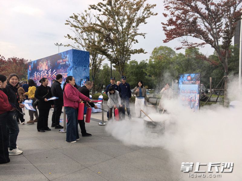 市民进行灭火实操。 市民进行灭火实操。