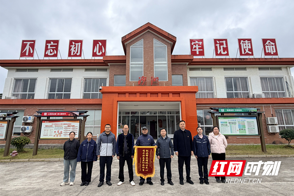 宜章县杨梅山镇镇长、枧坪村委会书记一行专程到访,将“锦旗:送到收费站_副本_副本.jpg 宜章县杨梅山镇镇长、枧坪村委会书记一行专程到访,将“锦旗:送到收费站_副本_副本.jpg