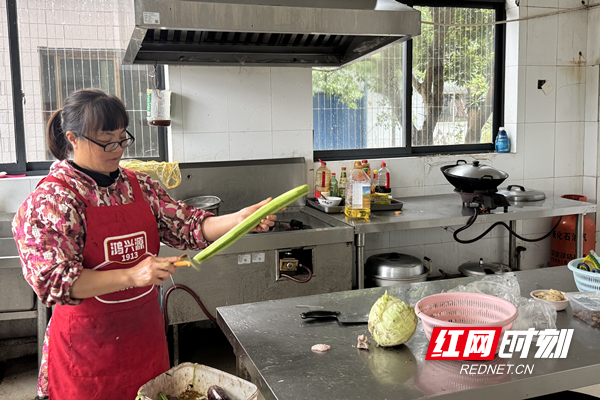 欧香姣,湖南省宜章县杨梅山镇村民,2018年4月1日到收费站做帮厨_副本_副本.jpg 欧香姣,湖南省宜章县杨梅山镇村民,2018年4月1日到收费站做帮厨_副本_副本.jpg