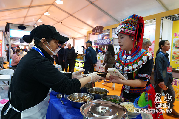 逛皮具箱包博览会 品蓝山百种味道2.jpg 逛皮具箱包博览会 品蓝山百种味道2.jpg