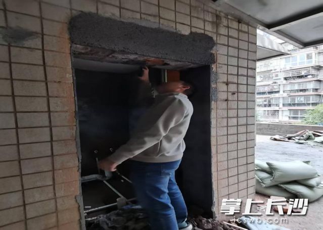 工作人员正在一处施工现场进行隐患排查。 长沙晚报通讯员 宋进源 供图 工作人员正在一处施工现场进行隐患排查。 长沙晚报通讯员 宋进源 供图