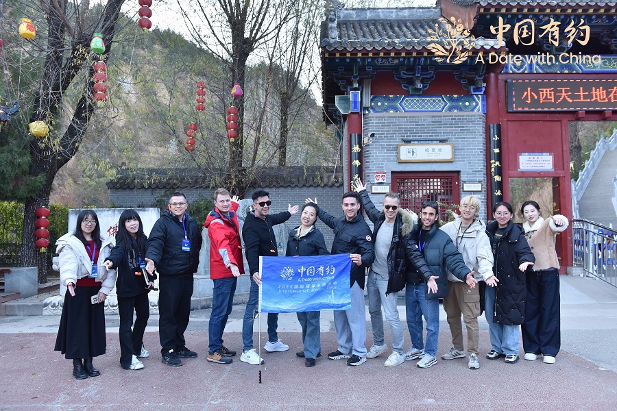 中国之约｜国际友人在临汾小西天打卡。悬浮的