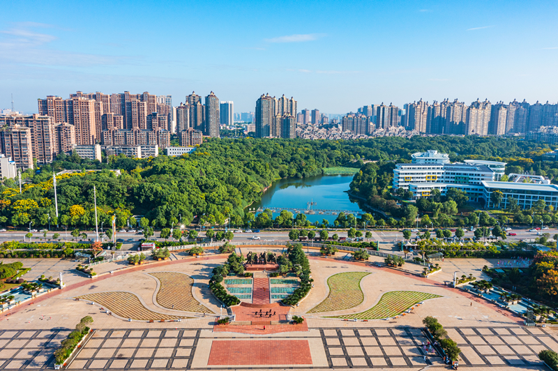 湘潭城区绿意盎然。(记者 方阳 摄)