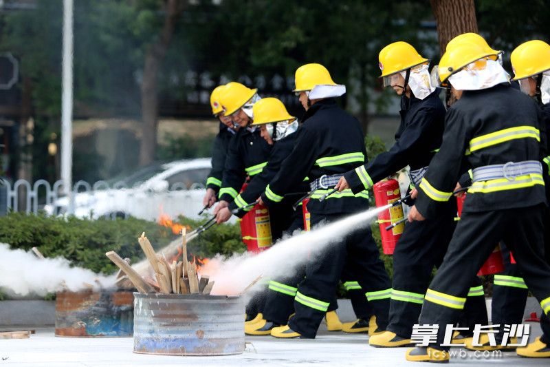 今日,长房集团举行消防演练暨技能比武,筑牢安全防线。均为长沙晚报全媒体记者 贺文兵 摄 今日,长房集团举行消防演练暨技能比武,筑牢安全防线。均为长沙晚报全媒体记者 贺文兵 摄