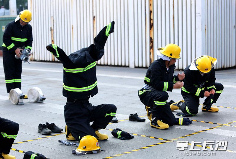 消防服穿戴比试。 消防服穿戴比试。