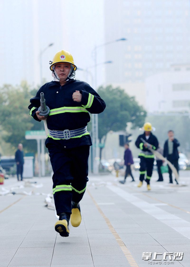 消防水带连接考验协同作战能力。 消防水带连接考验协同作战能力。
