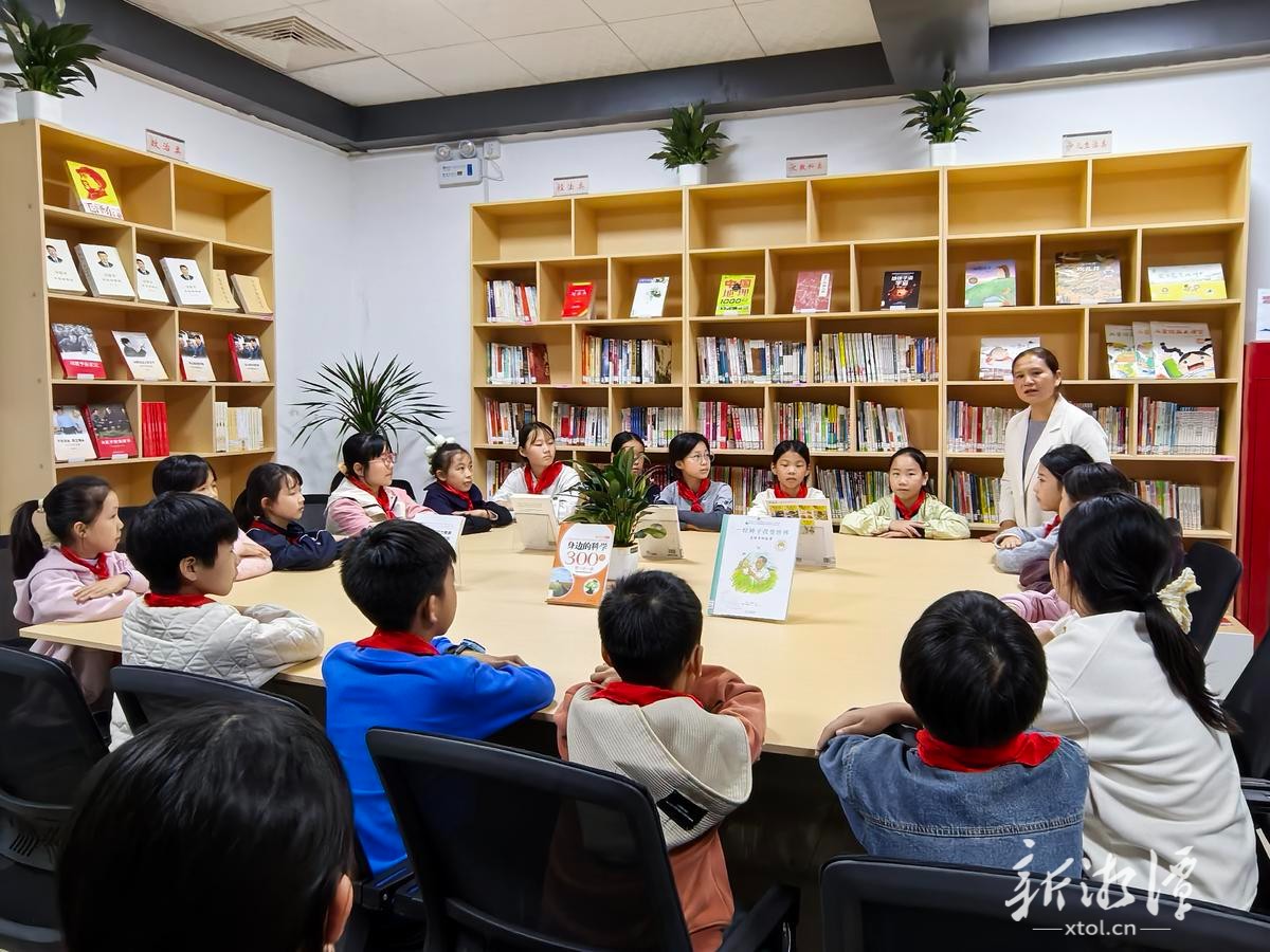 在中路铺镇凤形山村农家书屋,志愿者引导小学生开展读书分享。(全媒体记者 尹义龙 摄).jpg