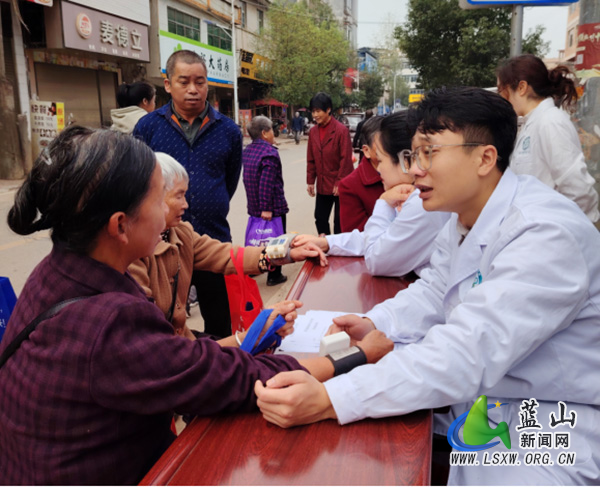 楠市镇联合多部门开展医保征缴惠民宣传活动.jpg 楠市镇联合多部门开展医保征缴惠民宣传活动.jpg