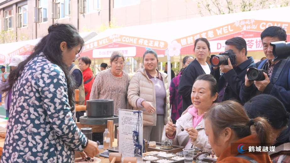 怀化市首届银发经济消费艺术周举行摄影擂台赛 定格银发风采 记录康乐瞬间.mp4_20251117_162433.733.jpg 怀化市首届银发经济消费艺术周举行摄影擂台赛 定格银发风采 记录康乐瞬间.mp4_20251117_162433.733.jpg
