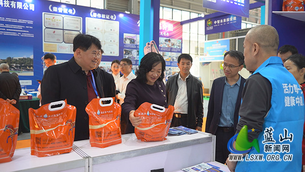 邓群:让对外开放成为推动蓝山高质量跨越式发展的重要支撑.jpg 邓群:让对外开放成为推动蓝山高质量跨越式发展的重要支撑.jpg