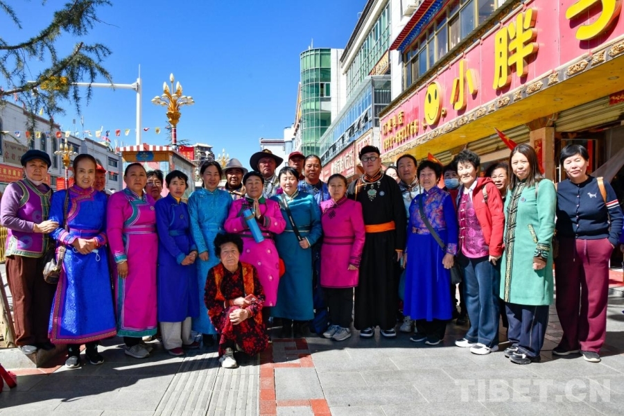 高原银发族的旅游热：西藏不再遥远