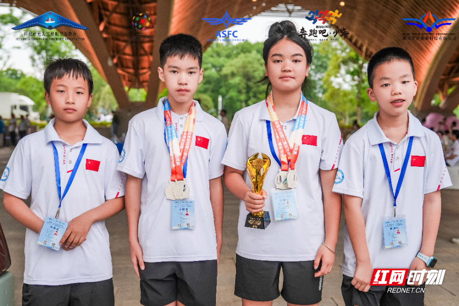 从替补到全国冠军!无人机少年用坚持追梦 (7).jpg 从替补到全国冠军!无人机少年用坚持追梦 (7).jpg