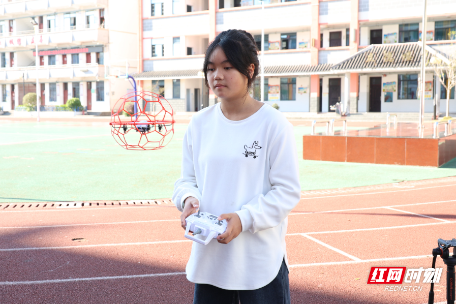 从替补到全国冠军!无人机少年用坚持追梦 (3).JPG 从替补到全国冠军!无人机少年用坚持追梦 (3).JPG