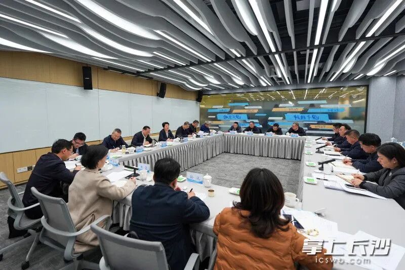 11月18日,省委常委、市委书记吴桂英在望城区宣讲党的二十届四中全会精神,调研经济社会发展情况。